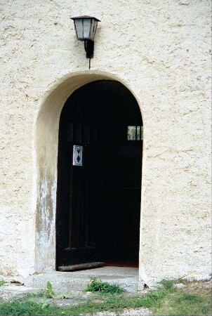 rundbogige Tür zur Dorfkirche