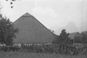 Wohnhaus : Wohnhaus in den Alpen. Im Hintergrund eine markante Felsformation.