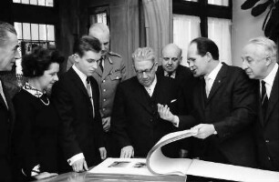 Freiburg: Regierungspräsidium; Bundessieger bei Berufswettkampf des Handwerks, Jörg Bollin beim Regierungspräsidium