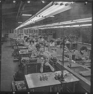 VEB EAW, Bild 6: Frauen bei der Arbeit in der Relaisfabrik, 1963, SW-Foto © Kurt Schwarz.