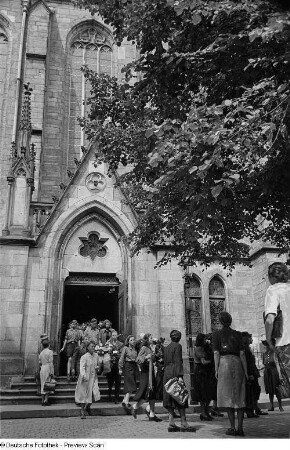 Besucher der Bachfeier beim Verlassen der Thomaskirche
