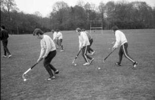 Hockey. Mannschaftstraining auf Rasenfeld