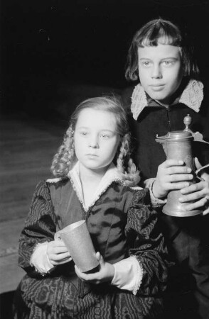 Szenenbilder der Uraufführung der beiden szenischen Balladen "Die Füße im Feuer" und "Das Fingerhütchen"von Heinrich Sutermeister an der Deutschen Oper Berlin : Porträt Intendant Heinz Tietjen