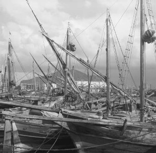 Palermo, La Cala. Blick über den ältesten Teil des Hafens mit Fischerbooten zum Monte Pellegrino