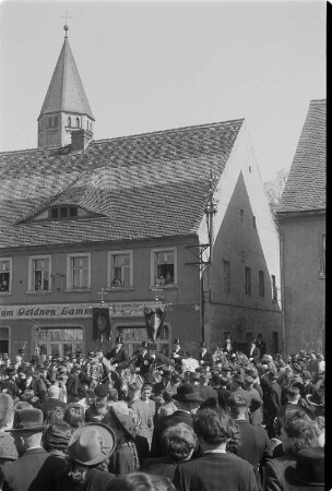 Osterreiter in Wittichenau. Osterritt in der Stadt. : Křižerjo w Kulowje. Procesion přez město.