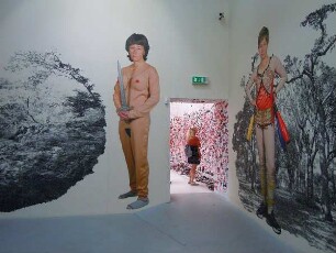 Venedig - Besucherin der Biennale : Besucherin betrachtet zeitgenössische Kunstwerke in der Biennale von Venedig. Aufgenommen am 6. August 2011