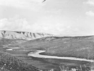Fluss : Ein Fluss mit trockenem Flussbett im Tian Shan Hochgebirge