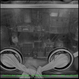 Detailaufnahme einer Glovebox in der Wiederaufarbeitungsanlage Karlsruhe (WAK)