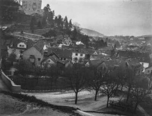 Stadtblick : Blick über die Dächer einer Kleinstadt am Fuße eines Hanges gelegen