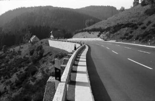 Triberg-Sommerau: B 33, Randbefestigung und Leitschiene