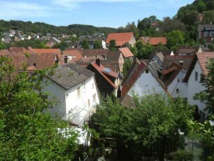 Stadtbild-Ansicht von der Romgasse im Westen nach Osten über Häusersbestand der tiefer liegenden Südstadt