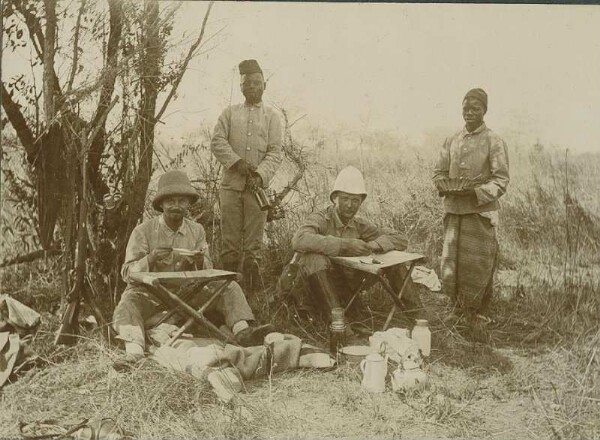 Près de Sasakwa sur la Ruwana avec des bialowons non loin d'Ikoma. Juillet 04.