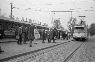 Stark frequentierte Umsteigestelle der Albtalbahn am Albtalbahnhof