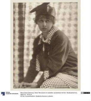 Ohne Titel (Dame im karierten Jackenkleid mit Hut - Modeaufnahme)