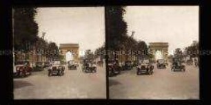 Blick von der befahrenen Avenue des Champs-Elysées zum Triumphbogen, Paris