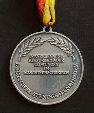 Silbermedaille Deutsche Meisterschaften in Kurzschrift und Maschinenschreiben in Trier 1987 am schwarz-rot-goldenen Band : Sammlung Deutscher Stenografenbund. Silbermedaille Deutsche Meisterschaften in Kurzschrift und Maschinenschreiben in Trier 1987 am schwarz-rot-goldenen Band. Messing, versilbert; Durchmesser 50 mm, Gewicht 39 g (1987; Deschler & Sohn, München). Dresden: SLUB R c 0546