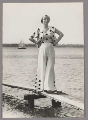 Strandkleid. Modell: Roeckl