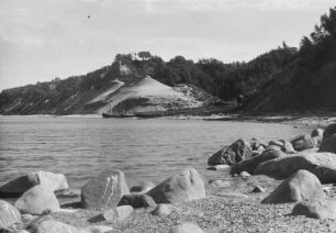Steilküste : Steilküste an der Ostsee auf der Halbinsel Samland. Im Vordergrund Fischerboote am Strand.