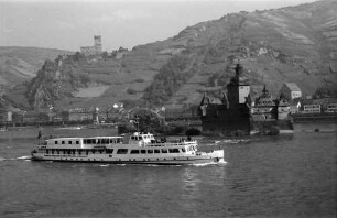 Kaub: Schiffe vor der [Pfalz und Burg Gutenfels]