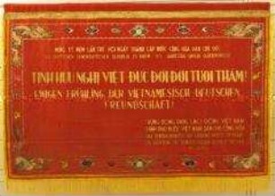 Freundschaftsfahne zum 10. Jahrestag der Gründung der DDR, aus Vietnam