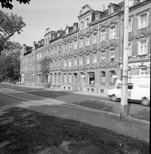 Chemnitz-Gablenz, Augustusburger Straße 171/169/Nürnberger Straße 2/Ecke Augustusburger Straße. Wohnhäuser mit Laden und Apotheke (um 1905). Straßenansicht