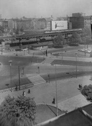 130° Panorama, Bild 4 von 5. Blick über den Blücherplatz Richtung Mehringplatz. Berlin-Kreuzberg, Blücherplatz