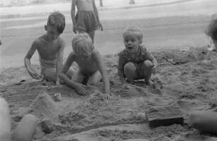 Kinderaufnahmen (Hegent) am Stößensee : Kinder spielen im Sand am Seeufer
