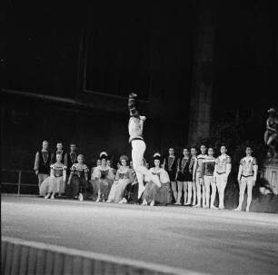 Schwanensee in Meißen 1955 : Ballett "Schwanensee" von Peter Tschaikowski im Burghof der Albrechtsburg Meißen. Mit Ballett und Orchester der Sächsischen Staatsoper Dresden