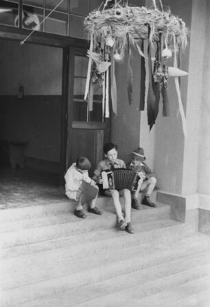 Erntedankfest : Drei Schüler der deutschen Schule von Lushoto, die anlässlich eines Erntedankfestes Akkordeon spielen.