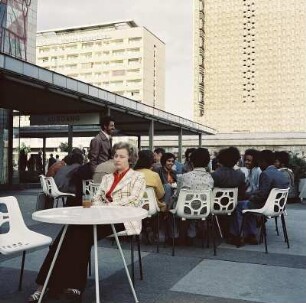 Dresden. Besucher des Restaurants Bastei vor dem Restaurant sitzend
