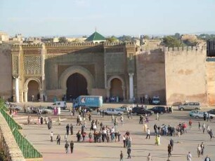Meknes - Stadttor Bab el-Mansour : Das 1732 erbaute Stadttor Bab el-Mansour gehört zu den wichtigstens historischen Sehenswürdigkeiten in Meknes, aufgenommen am 28. Oktober 2010