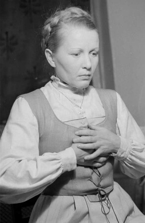Szenenbilder aus der Tragödie "Faust. Der Tragödie erster Teil" von Johann Wolfgang von Goethe am Deutschen Theater Berlin : Soloaufnahme von Käthe Braun als Gretchen