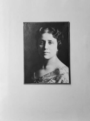 Reproduktion des Porträts einer jungen Frau. 1923 in Dresden aufgenommen von Hugo Erfurth