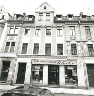 Reichenbach (Vogtland), Bahnhofstraße 22. Wohnhaus mit Laden (um 1905). Straßenfront