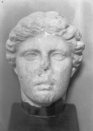 Weiblicher Kopf einer Statue