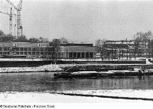 Panorama Altstädter Ufer. Rechter Teil mit Funktionsgebäude und Probebühne des Opernhauses