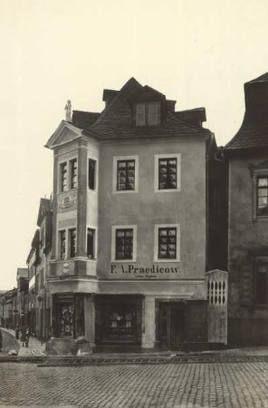 Schneeberg, Markt 28, Wohn- und Geschäftshaus mit Schaukasten eines Fotoateliers an der Ecke