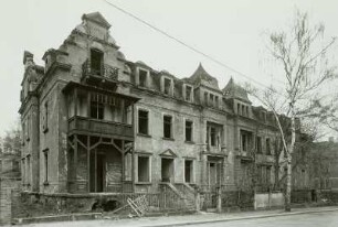 Dresden-Neustadt, Louis-Braille-Straße 8 / Arndtstraße 9. Ruine des Doppelwohnhauses (Wohnhaus Ludwig Renns; um 1900). Straßenansicht von Westen (louis-Braille-Straße)
