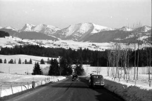 Scheidegg: Deutsche Alpenstraße, Gefällstrecke, Hintergrund Allgäuer Alpen