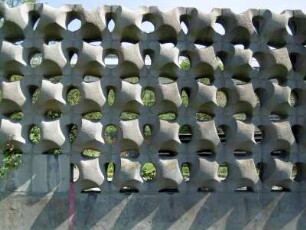 Dresden: Hotelgarten hinter Prager Straße 7/Reitbahnstraße, Formsteinwand