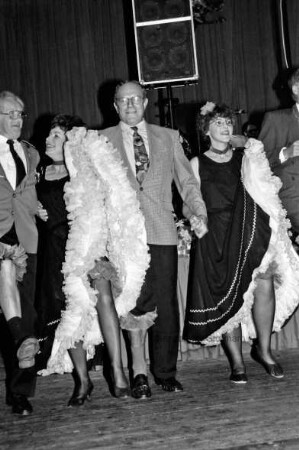 Schützenfest: Frauen der Ahrensburger Schützengilde tanzen Cancan mit Herbert Wehler vom Schützenverein Lindenstadt in Ludwigslust, Kreispräsident Hubert Priemel und weiteren Mitgliedern der Ahrensburger Schützengilde