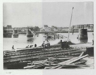 Vom siegreichen Vordringen der Deutschen in Belgien. Eine von Belgiern gesprengte Brücke bei Visé wird von deutschen Pionieren wieder hergestellt