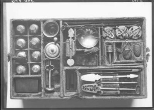 Arbeitstisch der Kurfürstin Magdalena Sibylla mit Spinett, Spielbrett, Apothekerzeug, Nähutensilien, Besteck und weiteren Utensilien