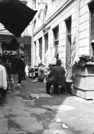 Bukarest, Straßen- und Marktleben in Bukarest: Geld bitte, Mann auf Stuhl