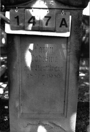 Grabstein 147 (Index: 100105287) Material: Sandstein Zustand: verwittert, unten abgeblättert Maße HxBxT: 114x51x20 cm Beschreibung: Stele, Sockel, rund geschwungener giebelartiger Abschluß mit Verdachung, rechteckiges Schriftfeld eingetieft: Grabstein 147A