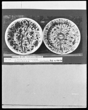 Teller mit Blumendekor