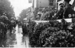 Adolf Hitler beim Vorbeimarsch von SA in Dortmund