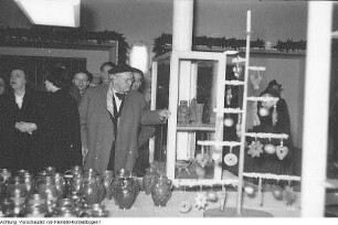 Dresden, Kurt-Fischer Platz (Olbrichtplatz), Nordhalle, Weihnachtsmesse, Eröffnung der Weihnachtsausstellung im Beisein von Martin Andersen-Nexö, 1. Dezember 1951