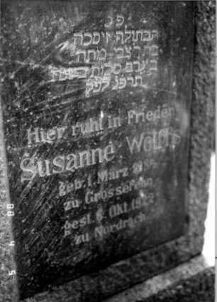 Grabstein 20 (Index: 100108245) Material: Granit, schwarze Marmorplatte Zustand: gut Maße HxBxT: 100x49x24 cm Beschreibung: Obelisk, Sockel, Schriftplatte: Grabstein 20A