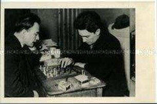 Wassil Tanew und Blagoi Popow beim Schachspiel in ihrer Zelle